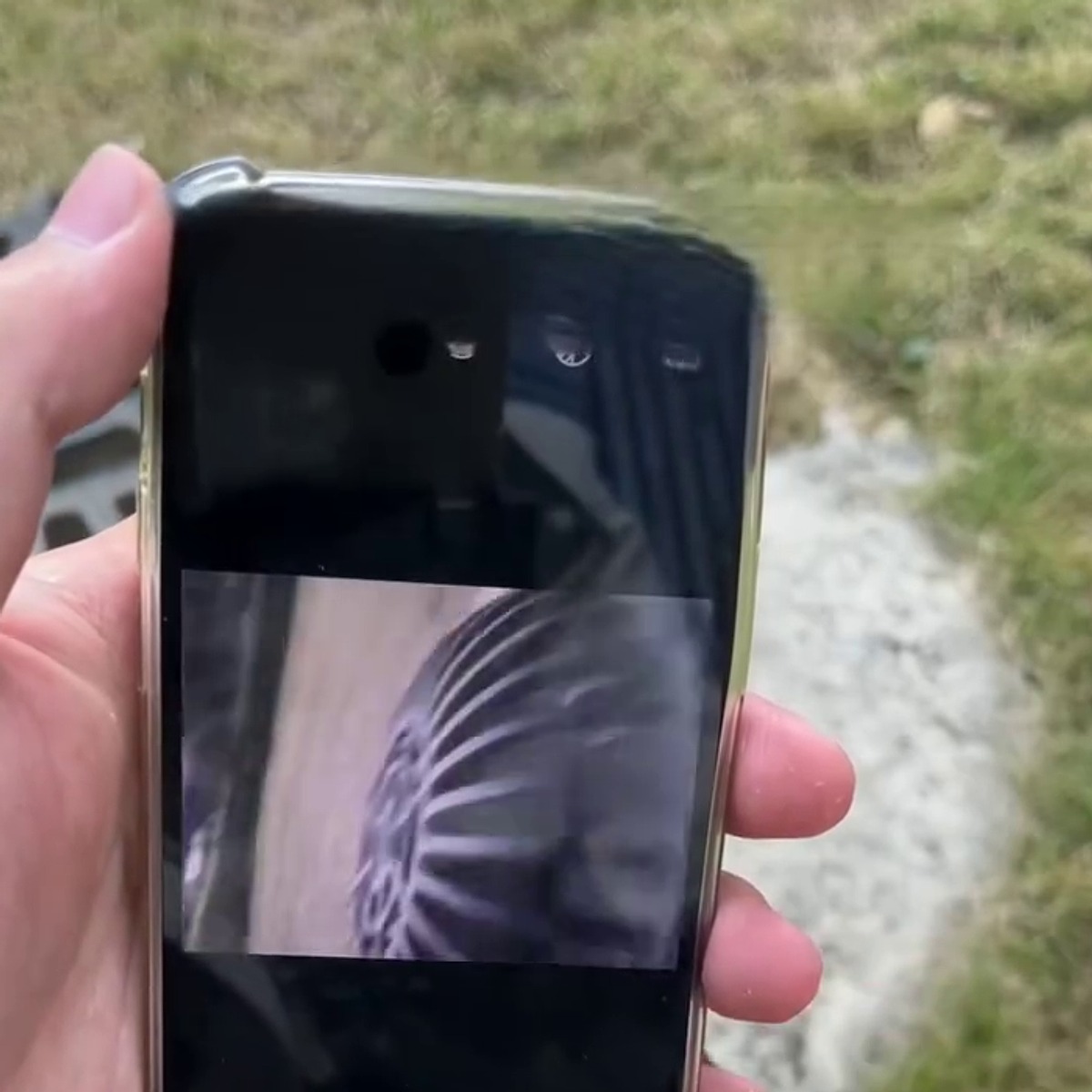 Mobilen viser bildet fra inspeksjonskameraet nede i et sluk