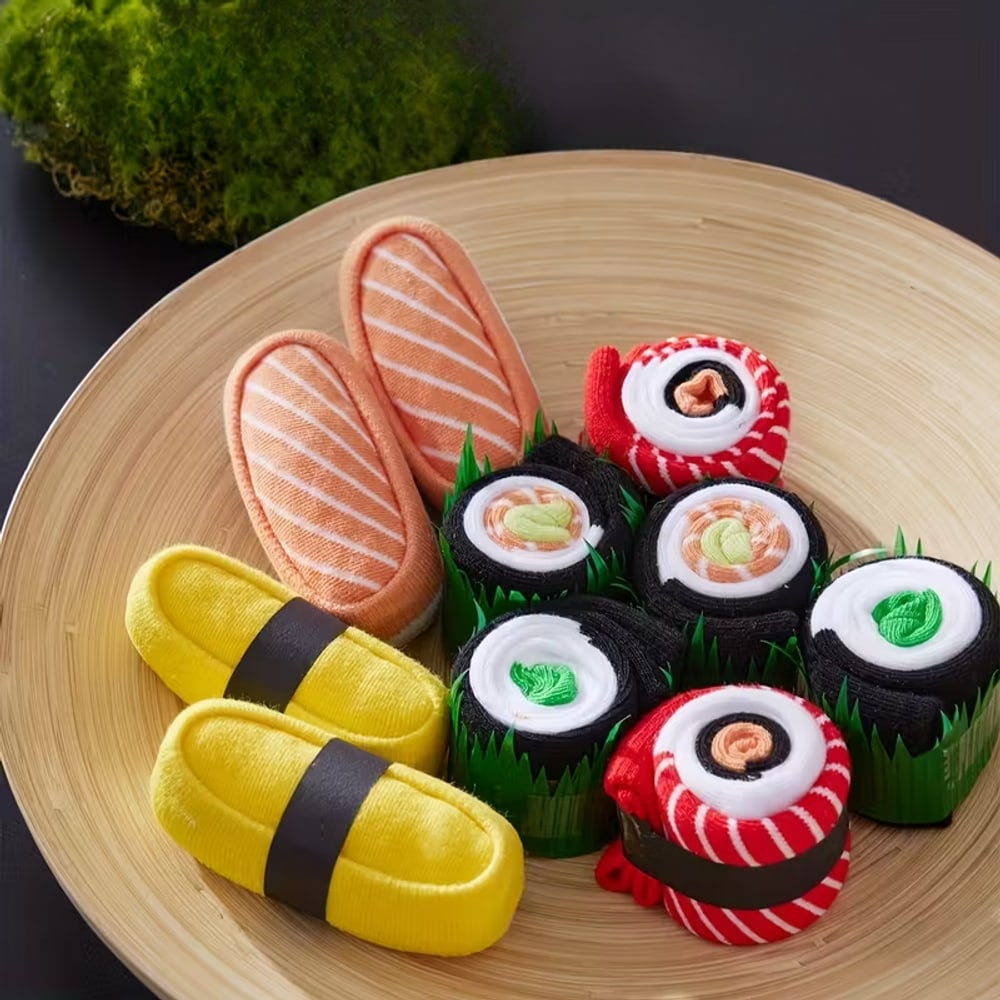 Makiko sushisokker rullet som laks, tamago og maki på et bambusfat