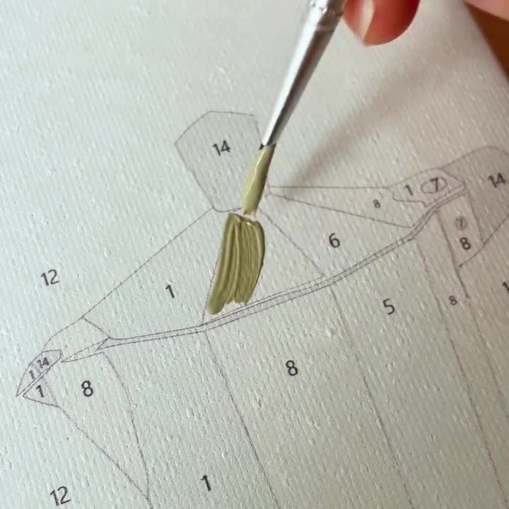 Lerret med forhåndstegnet motiv der hvert felt har et lite tall