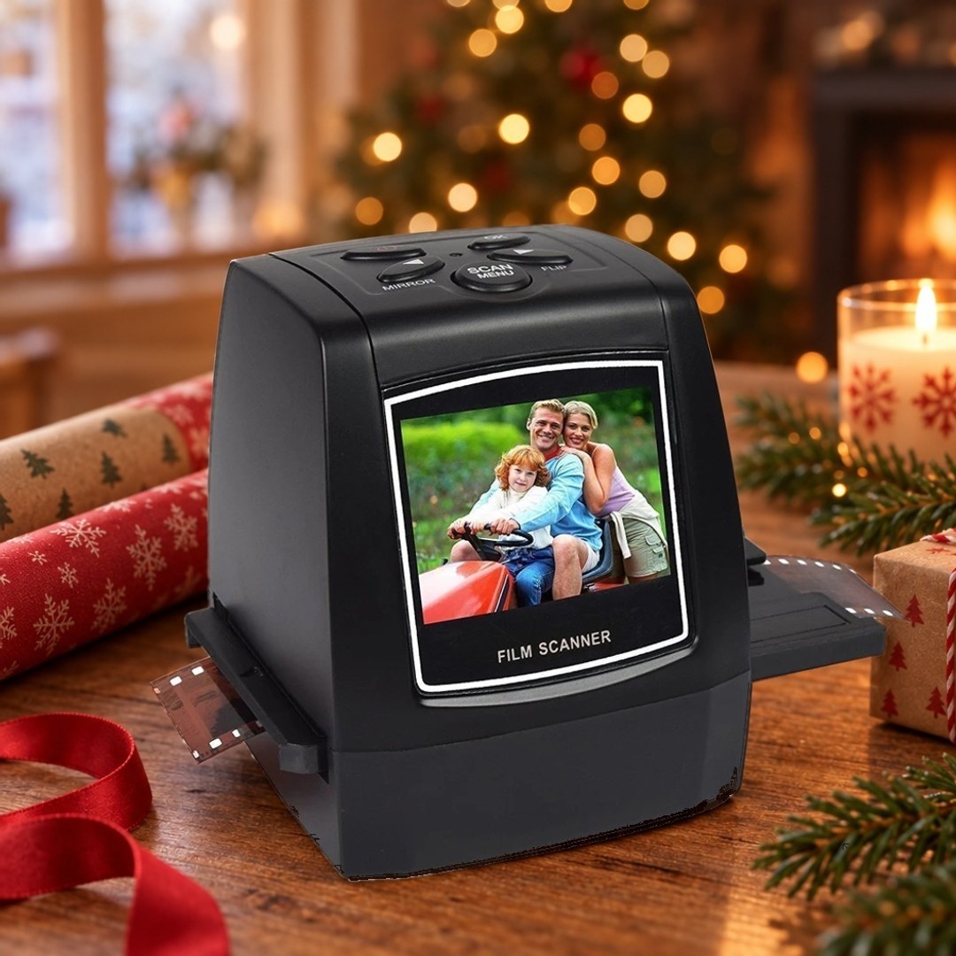 Filmskanner med et familiebilde på skjermen, på et julepyntet bord med gavepapir