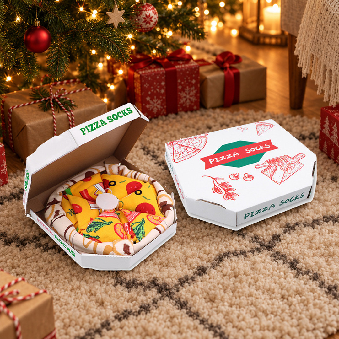 En lukket og en åpen pizzaeske med pizzasokker på et teppe under juletreet