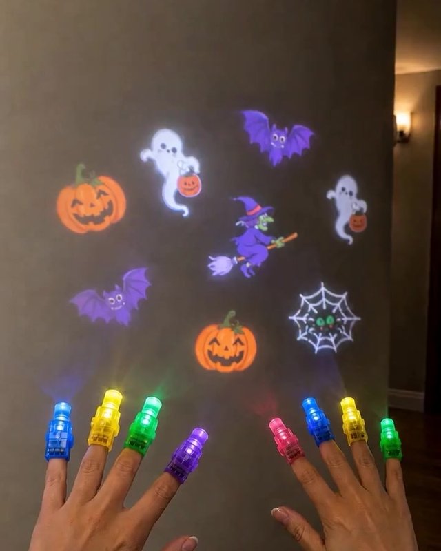 Åtte fingerlys lyser Halloween-motiver på veggen