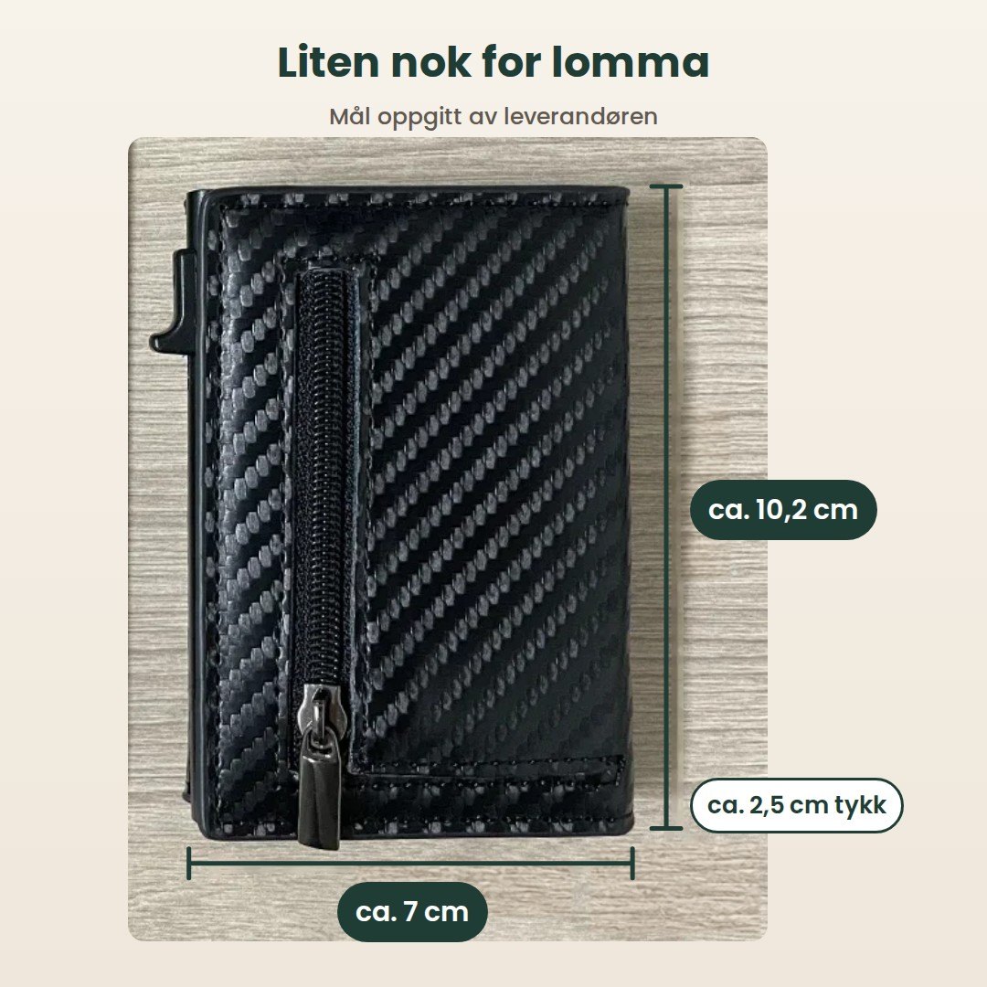 Lommeboken med mål: ca. 10,2 cm høy, ca. 7 cm bred og ca. 2,5 cm tykk