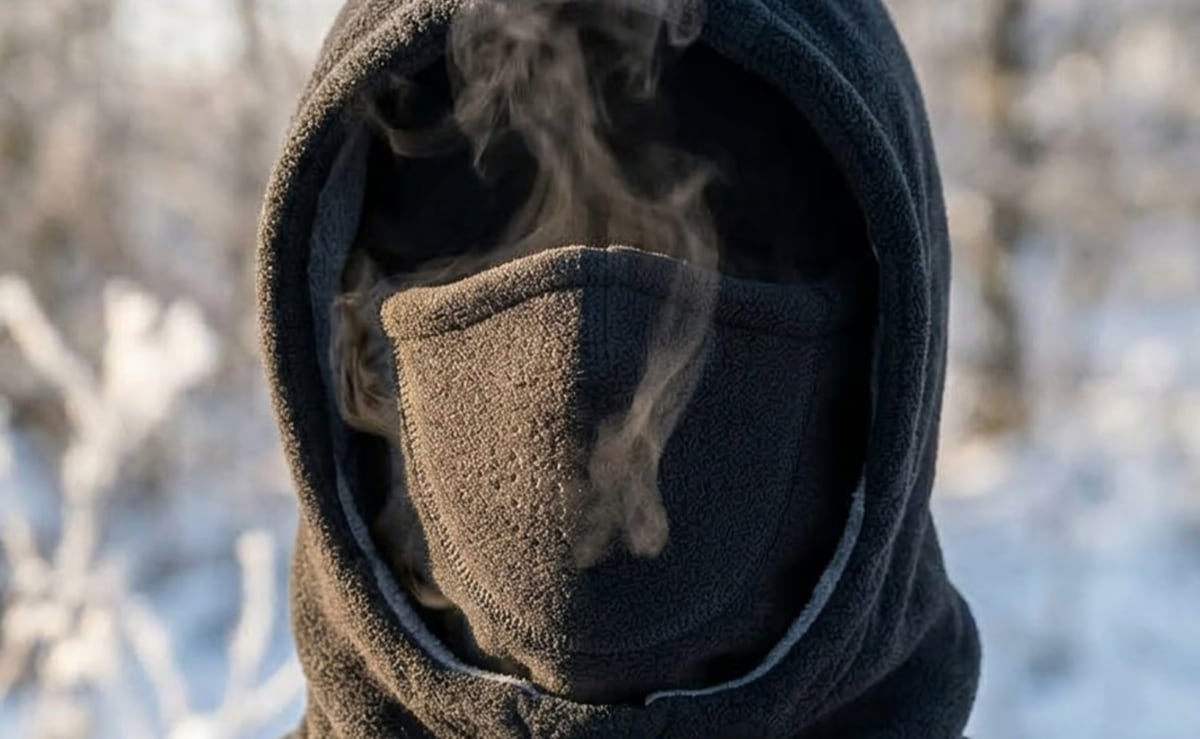 Nærbilde av hetten med ansiktsmasken oppe i kulden